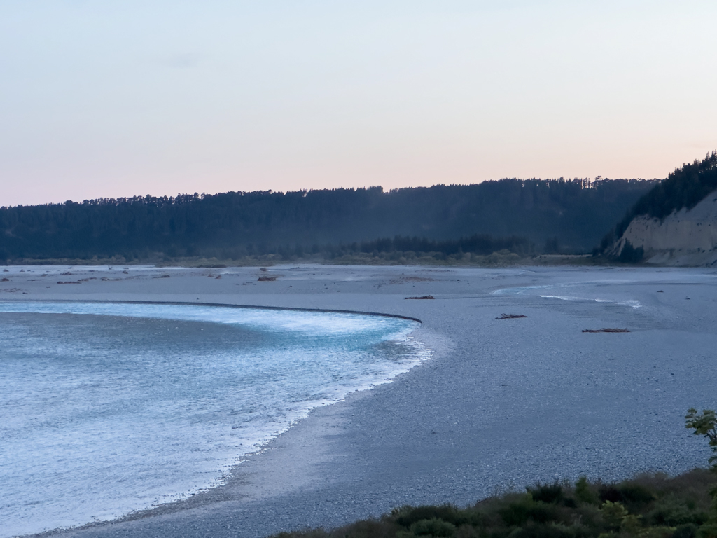 Blick vom Stellplatz nach Sonnenuntergang auf den Rakaia River