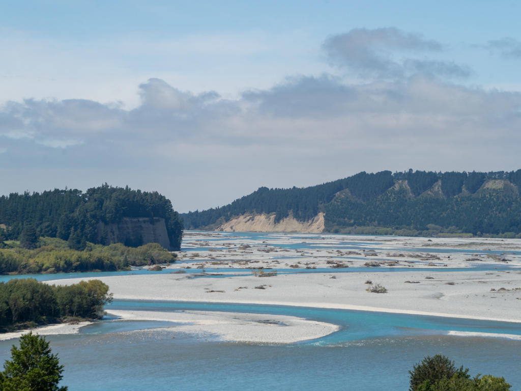 Wie eine Schlange schlängelt sich der Rakaia River durch sein breites Flussbett