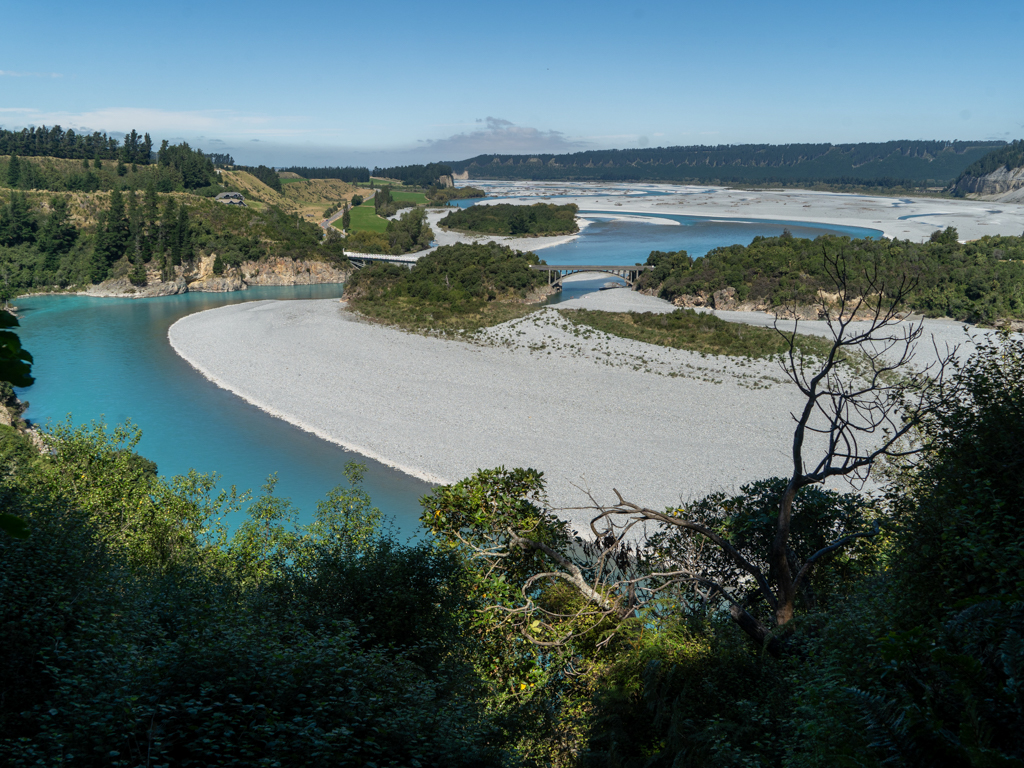 Der sich windende Rakaia River mit seinem breiten Flussbett unter uns