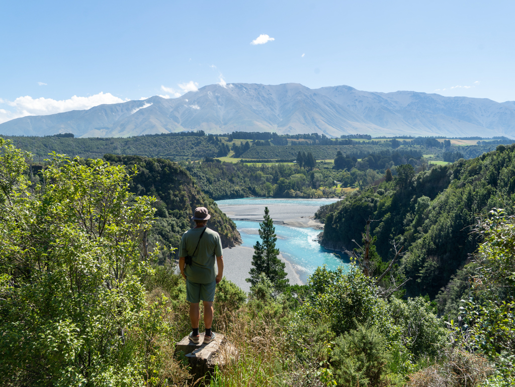 Jo am Lookout hoch über dem türkisfarbenen Rakaia River