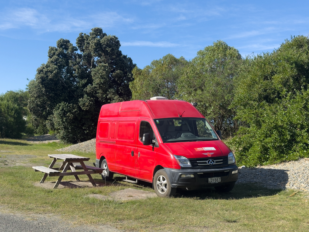 Wir stehen mit Manaaki am McKee Memorial Reserve