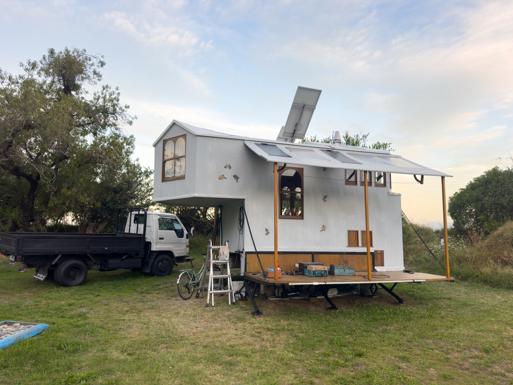 Dennis, der «Woodworker» mit seinem kleinen, mobilen Märchenschloss