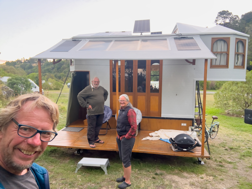 Dennis, der «Woodworker» mit seinem kleinen, mobilen Märchenschloss