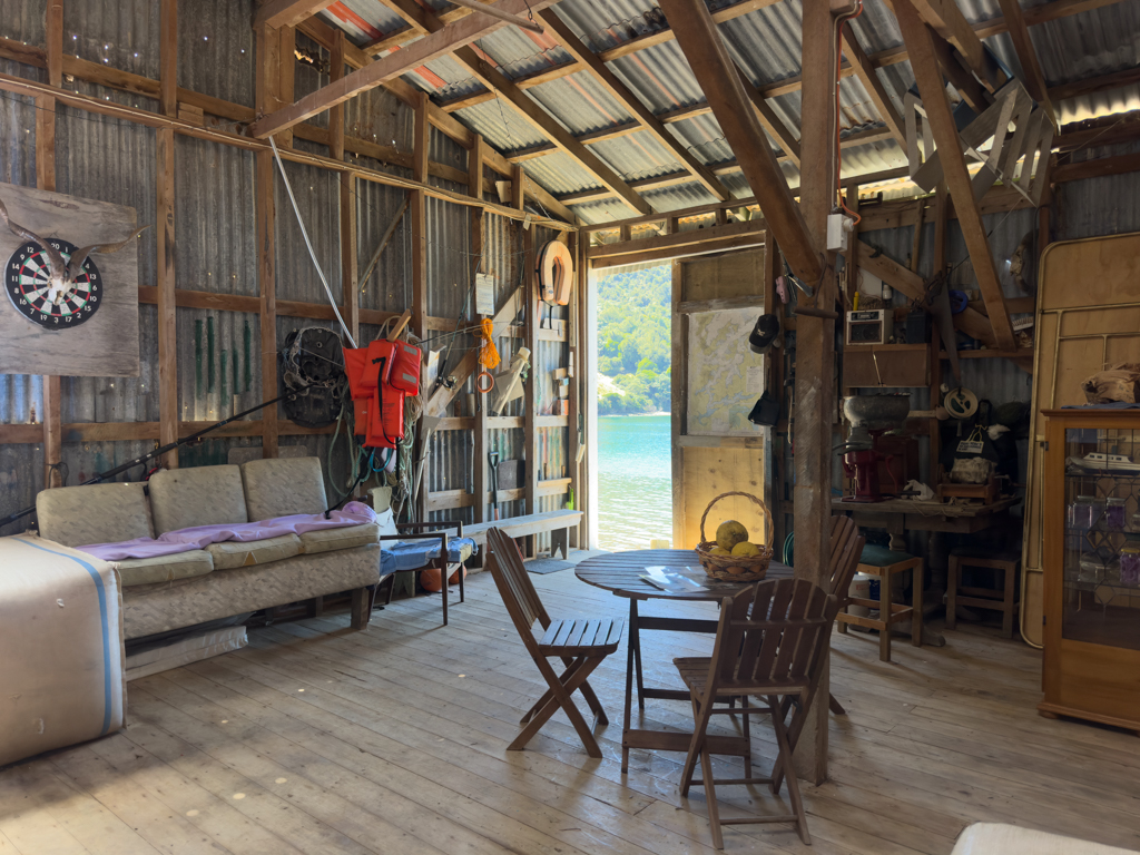 Tür auf und mit Blick aufs Wasser