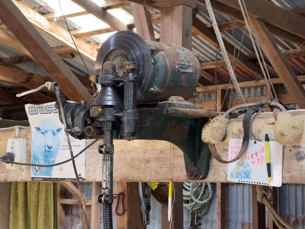 Antriebsmotor mit Gestänge für den Scherkopf