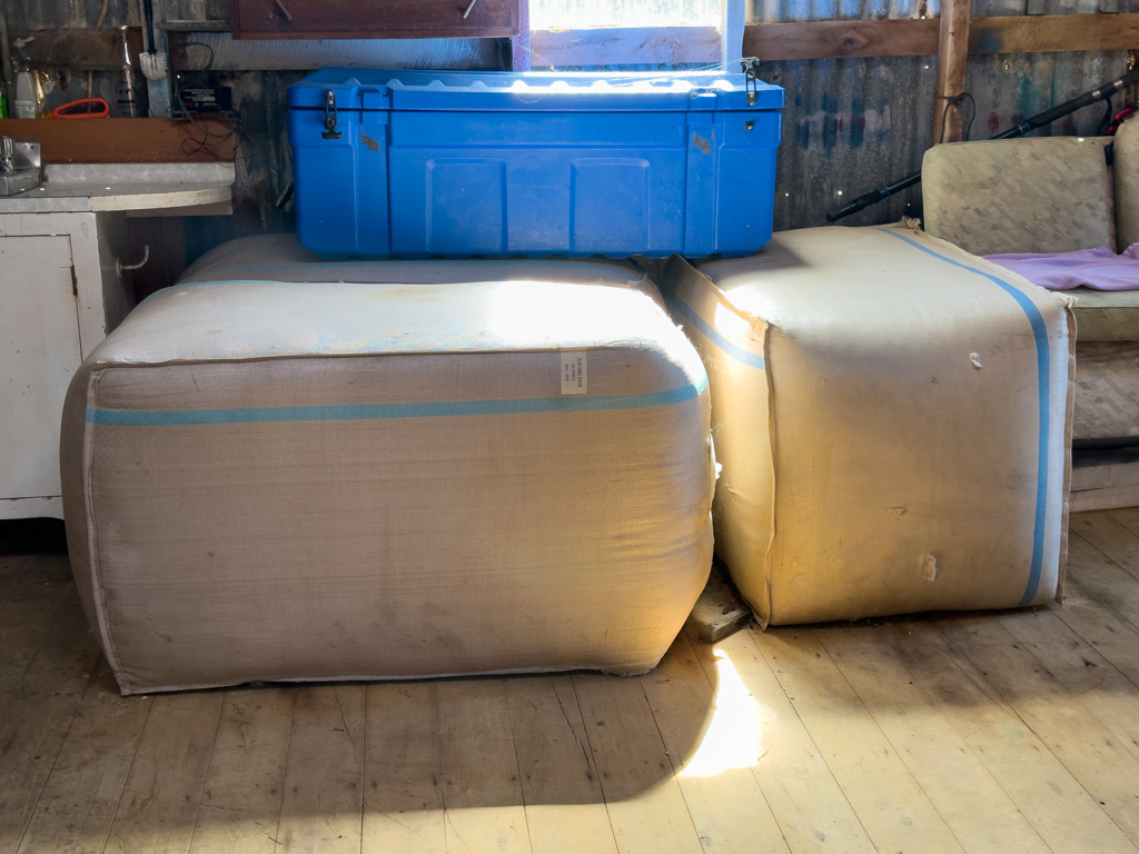 Prall sind die Ballen mit der Wolle gefüllt