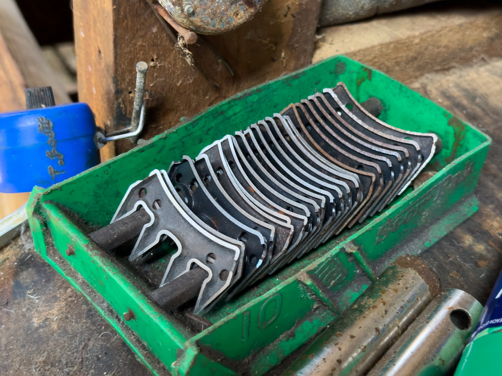 Schärblätter warten auf ihren Einsatz bei der nächsten Schafsschur