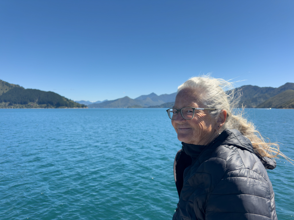 Mit Ma am herrlich sonnigen Tag auf dem Postschiff im Pelorus Sound unterwegs