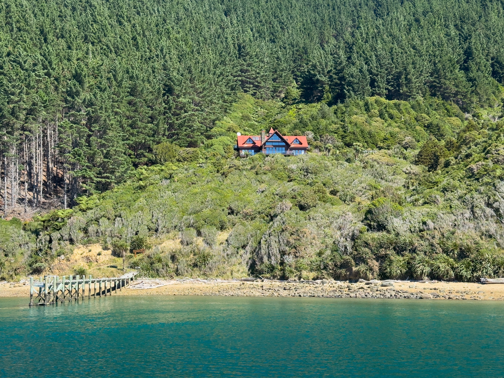 Einsam liegt diese grosse Lodge in den Hängen des Sounds und ist nur per Boot zu erreichen