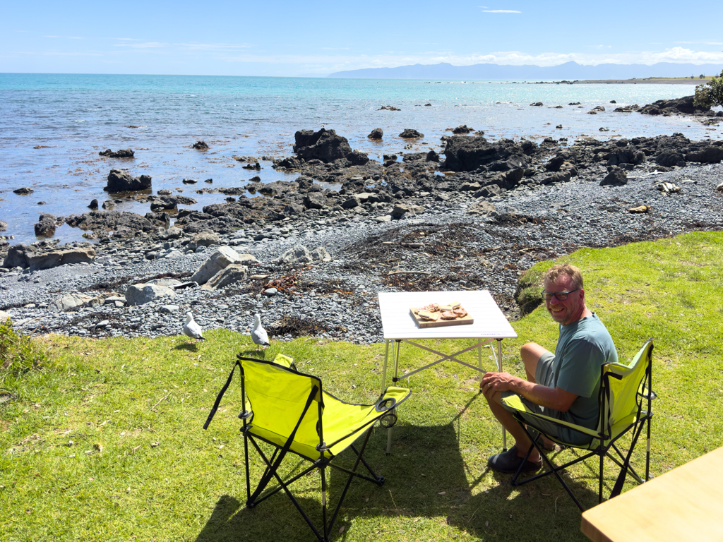 Zvieri im Ngawi Freedom Campground direkt an der Palliser Bay