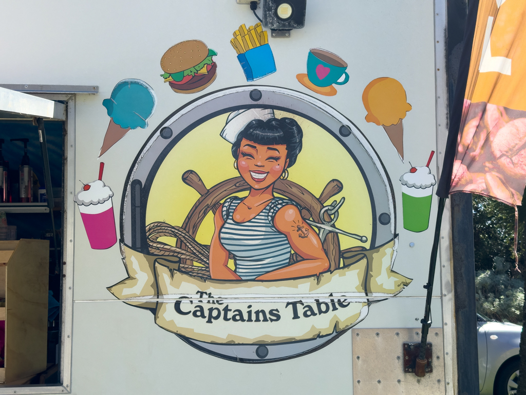 Was der Capitans Table nicht alles zu bieten hat: Glacé, Pommes, Burger...