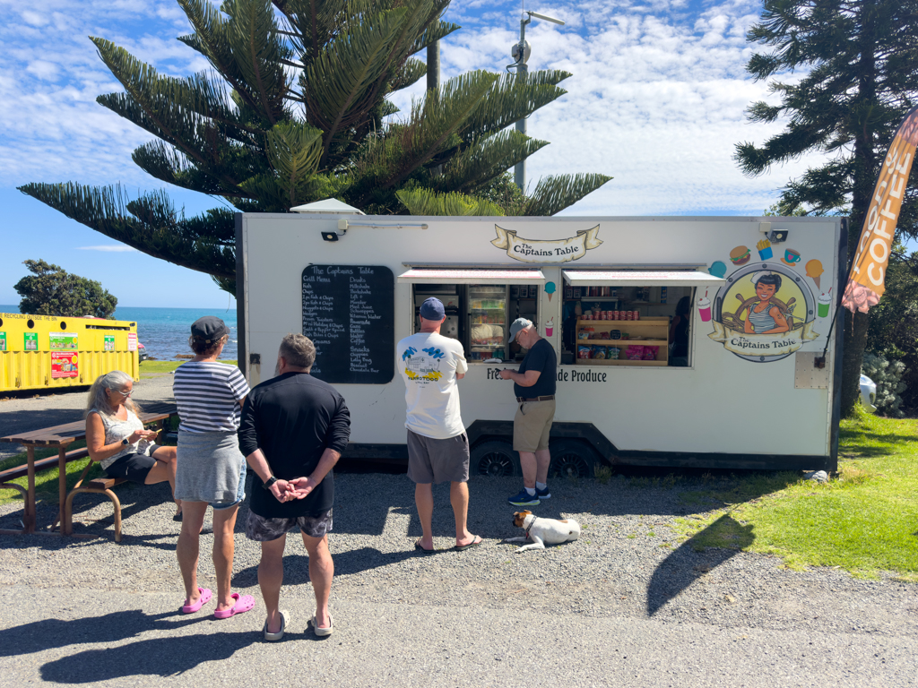 Die Warteschlange des Capitans Table; auch Ma wartet dort am Tisch