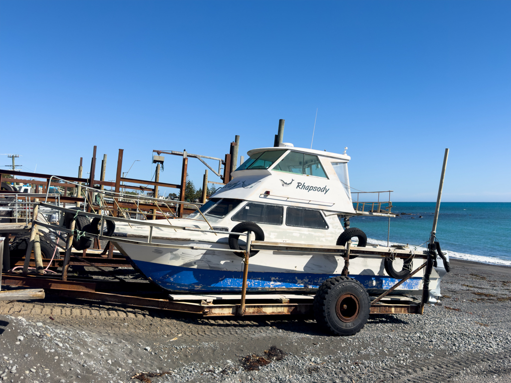 Eine Bootsarmada wartet darauf, ins Wasser gelassen zu werden