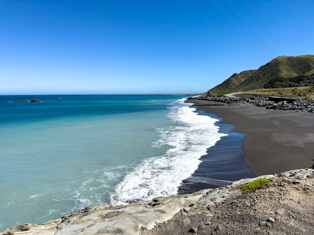 Langsam kommt die Flut zurück; lang schlagen die Wellen an den Strand