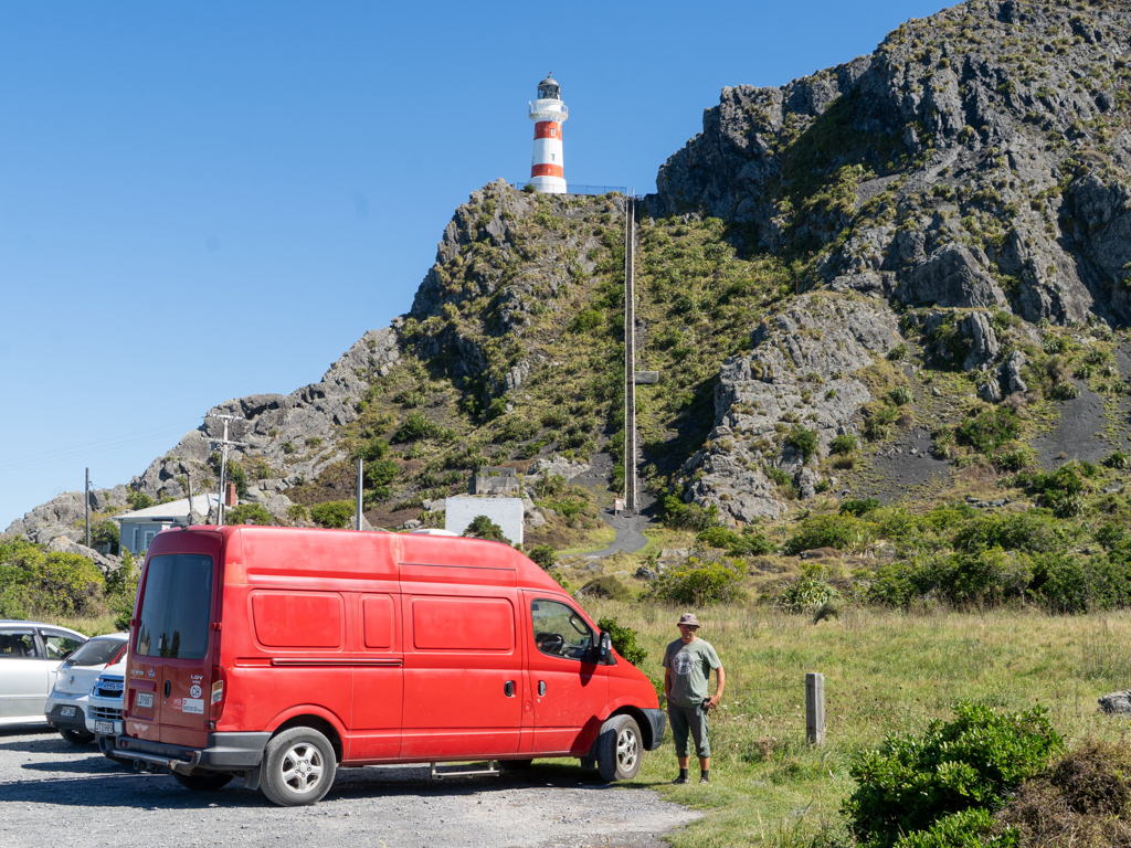 Jo posiert neben Manaaki vor dem Cape Palliser Lighthouse