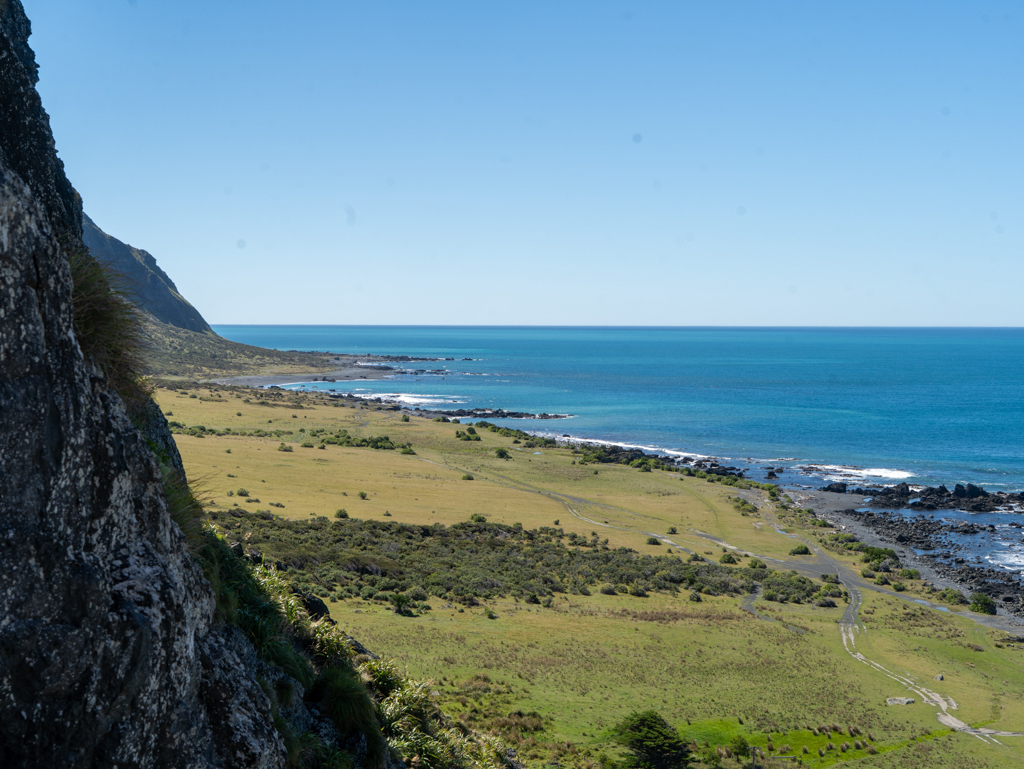 Blick auf die steile Küste beim Cape Palliser Lighthouse