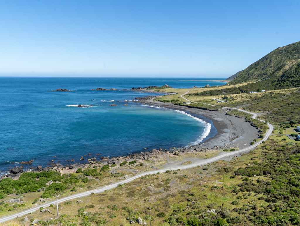 Blick vom Cape Palliser Lighthouse auf die Bucht und das Meer