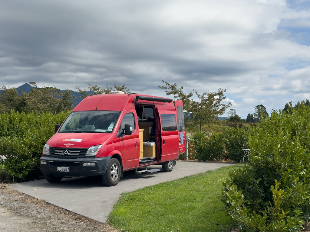 Wir stehen mit Manaaki im North Egmont Retreat