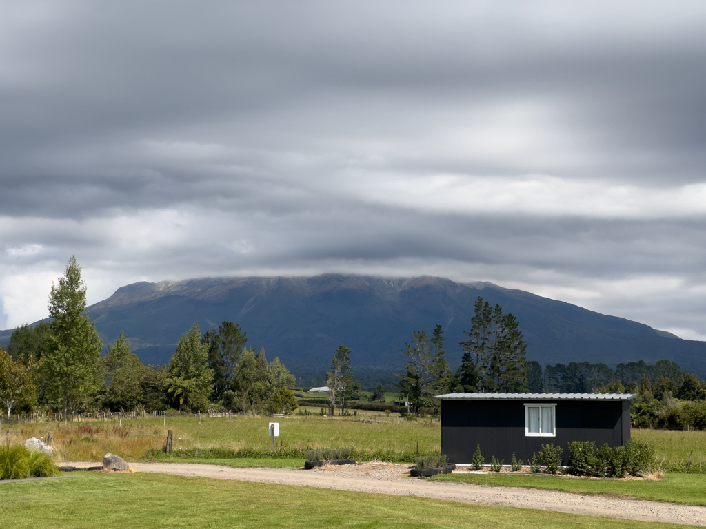 Blick auf den wolkenverhangenen Te Papakura o Taramaki / Mt. Taranaki