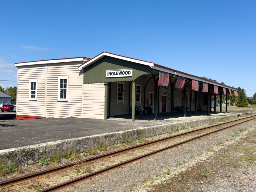 JoMa's Arbeitshalt am Bahnhof Inglewood, wo es verlässliches Internet hat