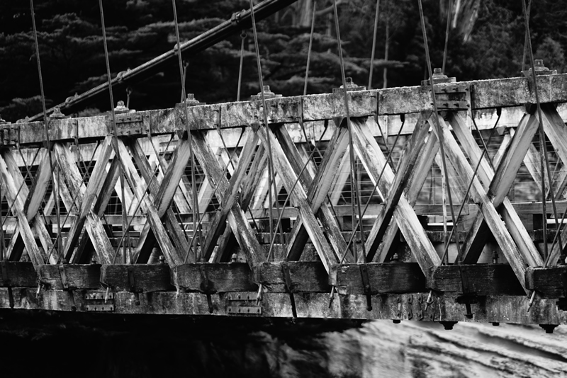 Details der Clifden Holz-Hängebrücke