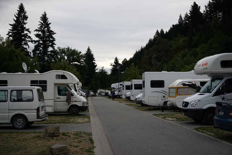 Dichtgedrängte Campingstrasse in Queenstown