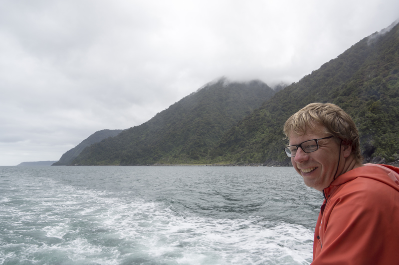 Jo am Ausgang des Milford Sounds, Tasman Sea
