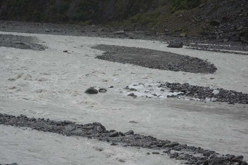 Gletschereis im Fluss