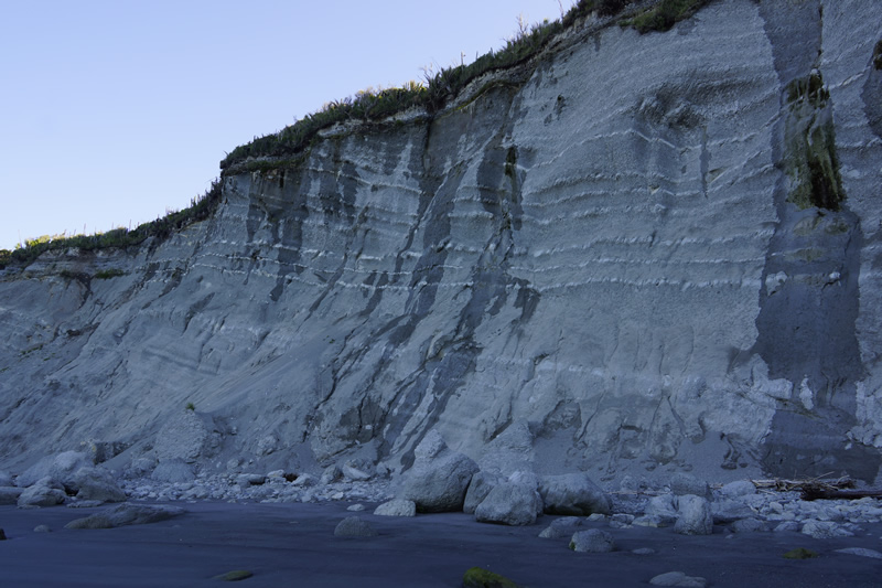 Sandstein-Kliff mit "Hirn-Steinen"