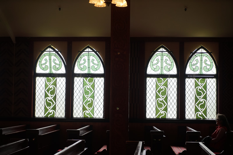 Kirchenfenster mit Maorimotiven