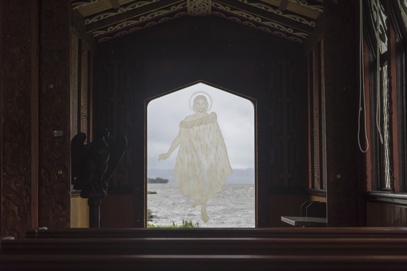 Kirchenfenster: Christus im Maori-Umhang geht über das Wasser des Lake Rotorua