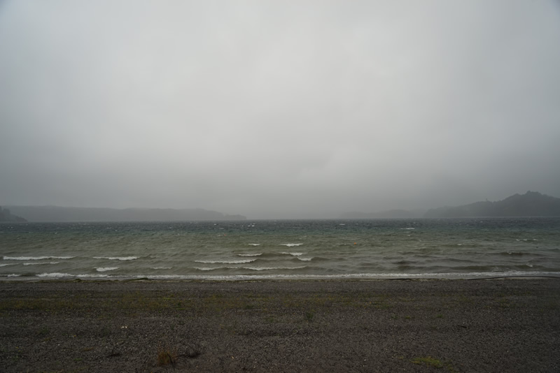 Stürmisches Wetter an einem See bei Rotorua
