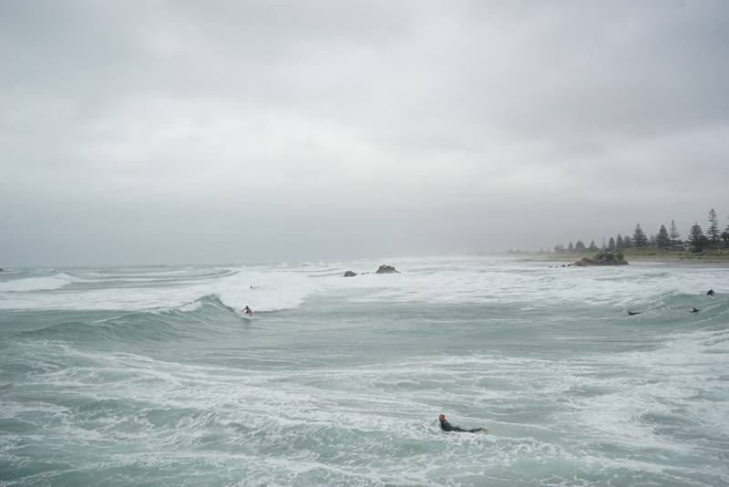 Die Surfer geniessen den hohen Wellengang