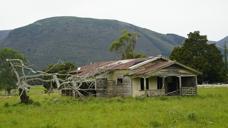Verlassenes Haus im Takaka-Tal