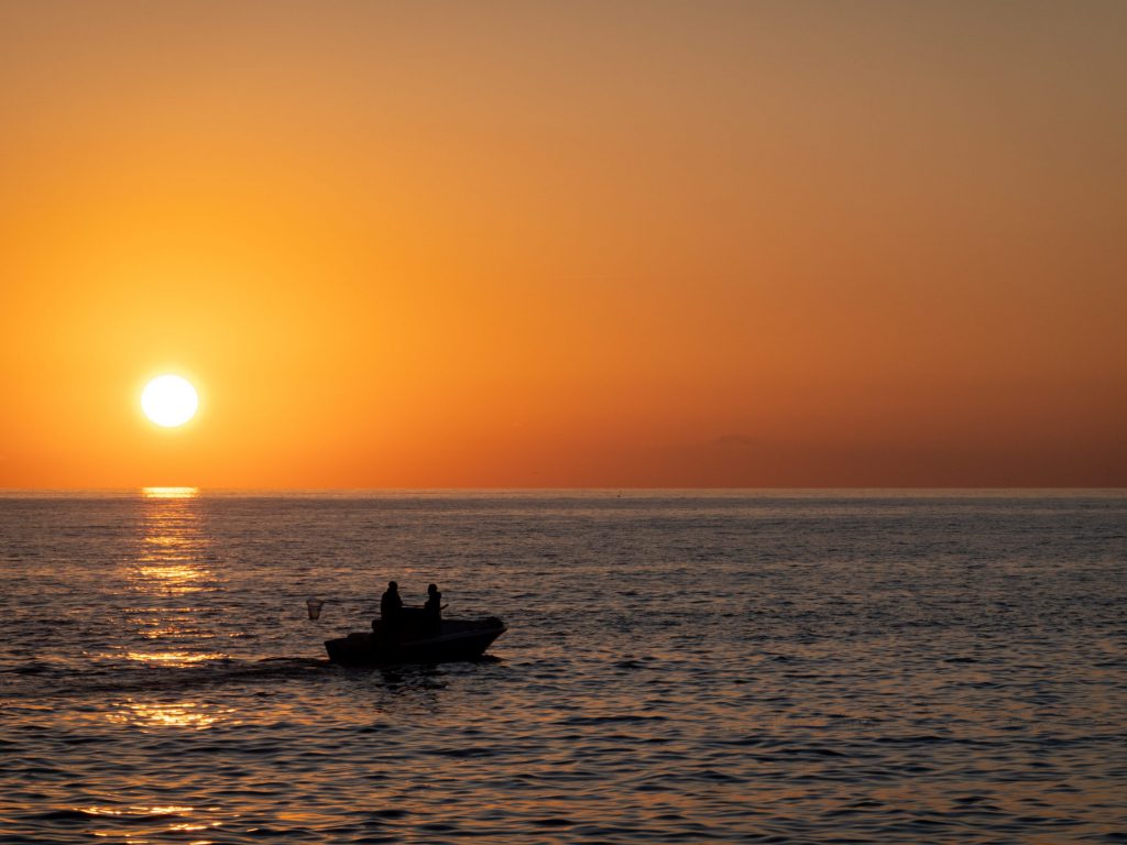 Sonnenuntergang mit Fischerboot, Maremma, südliche Toskana