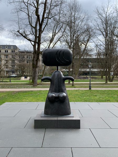 Skulptur vor dem Frieder Burda Museum