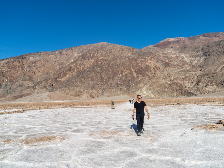 Badwater Bassin, Death Valley; im Hintergrund Dante's View