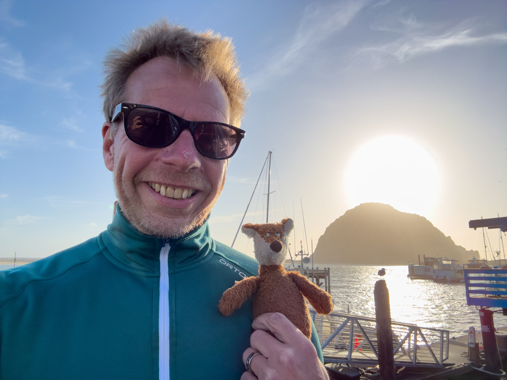 Jo und ich posieren vor dem Morro Rock im Sonnenuntergang