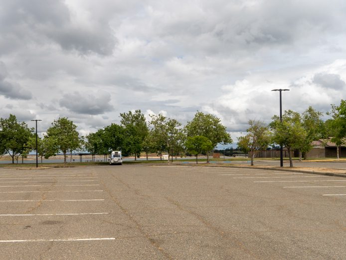 Martha ganz alleine auf dem grossen Parkplatz der Beals Point Recreation Area, Folsom Lake