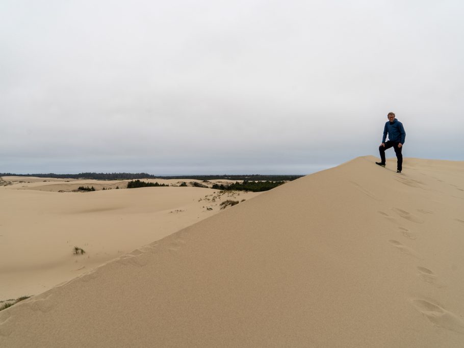 Jo erklimmt eine hohe Düne