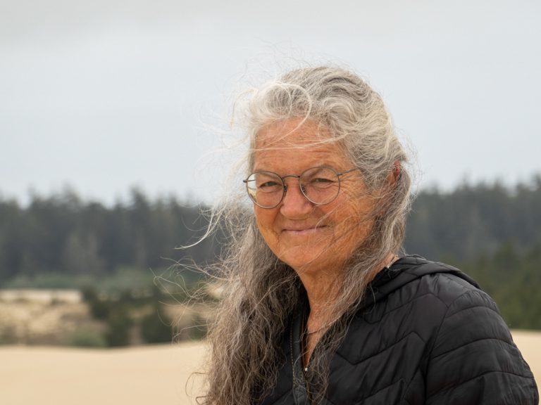 Portrait von Ma bei den Dünen an der Küste Oregons