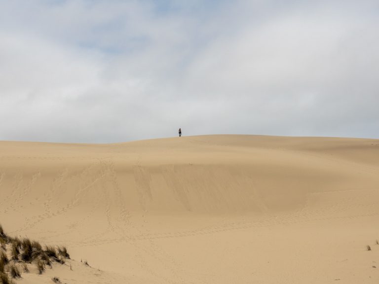 Ma auf einer grossen Düne an der Küste Oregons