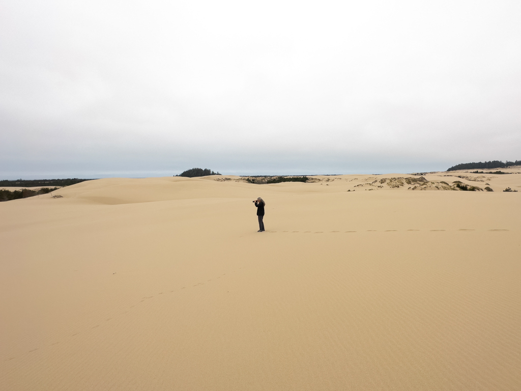 Ma fotografiert bei den Dünen an der Küste Oregons