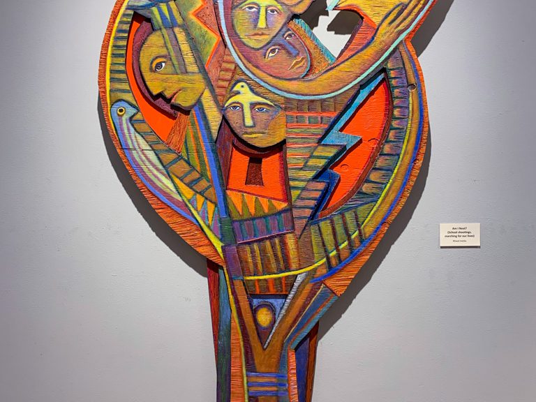 Coos Bay Museum mit Werken lokaler Künstler: Betty LaDuke "Am I next? (School shootings, marching for our lives)"