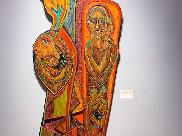 Coos Bay Museum mit Werken lokaler Künstler: Betty LaDuke, "Resilience"