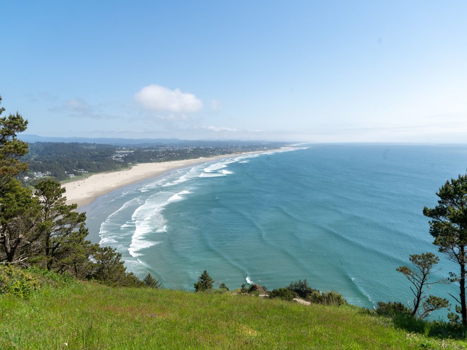 Langgezogene Wellen im Winter, Newport, Küste in Oregon