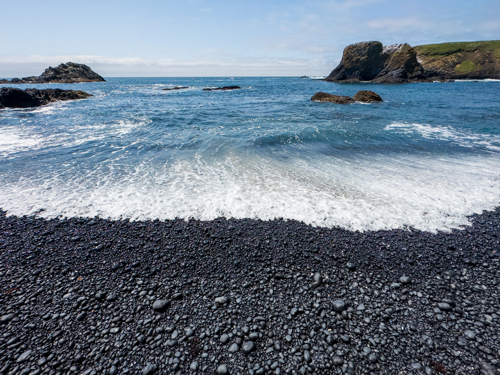 Yaquina Head - Outstanding Natural Area: Strand mit grossen, schwarzen, runden Kieseln