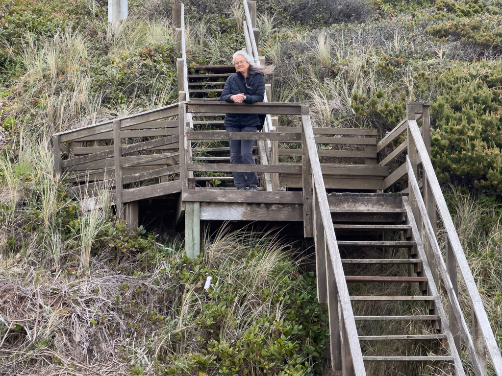 Ma auf der Treppe der Düne an der Beach bei Lincoln City, Oregon Coast