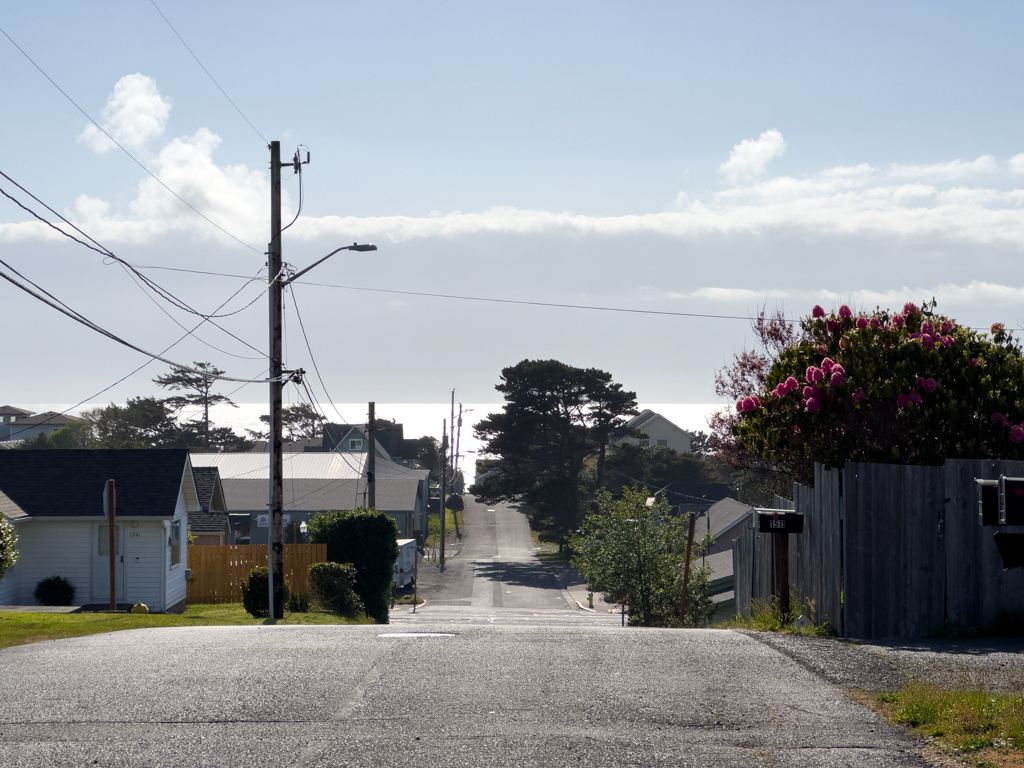 Strasse in einem Wohnquartier von Lincoln City mit Sicht zum Meer