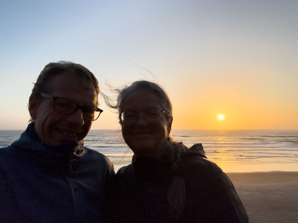 JoMa geniessen den Sonnenuntergang in Lincoln City, Oregon Coast